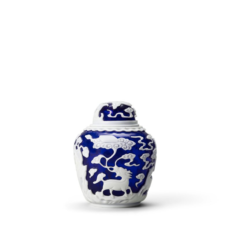 清乾隆 藍地套白料瑞獸紋蓋罐 | A WHITE OVERLAY BLUE GLASS 'MYTHICAL BEAST' JAR AND COVER - 图2