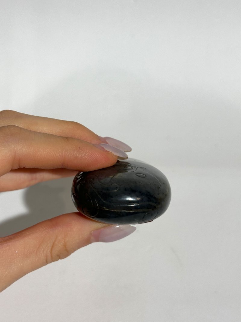 清十九世紀 黑白玉卵龍紋鼻煙壺 | A BLACK AND WHITE JADE PEBBLE 'DRAGON' SNUFF BOTTLE - 图2