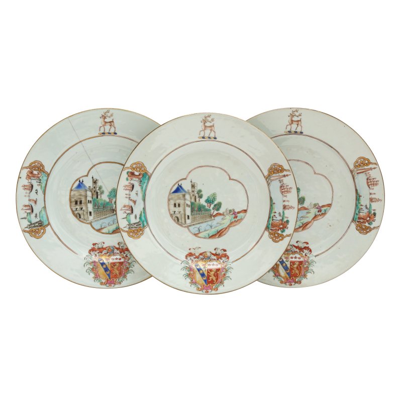 清乾隆 約1745年 粉彩紋章圖盤一組三件 | Three fine and rare Chinese export armorial dishes, Qing Dynasty, Qianlong Period, circa 1745 - 图1