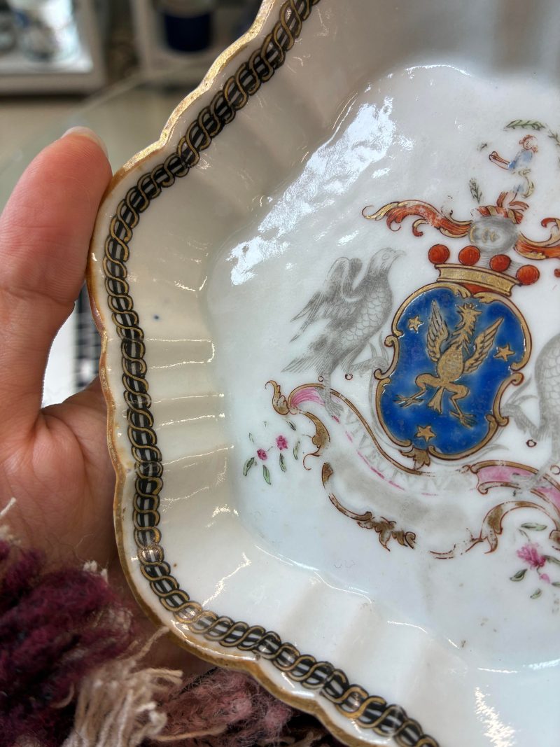 清十八世紀 紋章圖盤及西洋人物圖盤一組兩件 | A Chinese armorial saucer and a 'European subject' saucer, Qing dynasty, 18th century - 图11