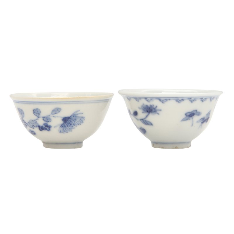 清光緒 青花花卉紋小盃 一組兩件《大清光緒年製》款 | Two small Chinese blue and white 'floral' cups, Qing dynasty, Guangxu period - 图2