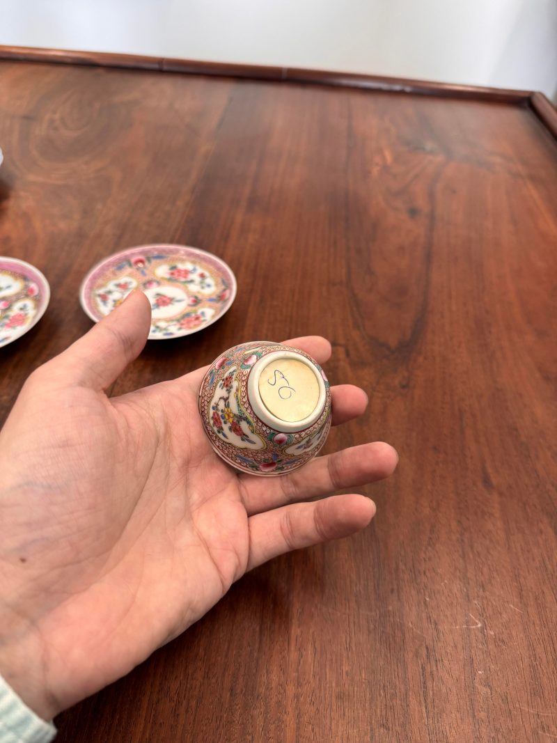 清雍正 外銷花卉紋薄胎盃及小盤兩對 | A pair of Chinese 'eggshell' famille-rose ‘floral’ cups and saucers, Qing dynasty, Yongzheng period - 图29