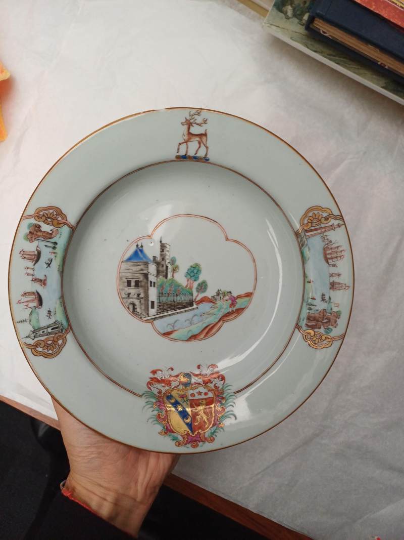 清乾隆 約1745年 粉彩紋章圖盤一組四件 | Four fine and rare Chinese export armorial soup bowls, Qing Dynasty, Qianlong Period, circa 1745 - 图10