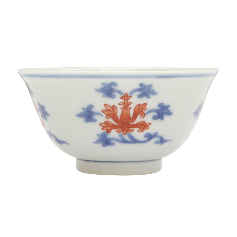 十九/二十世紀 青花礬紅折枝番蓮紋盃 《大清乾隆年製》款 | A Chinese blue and white and copper-red 'Indian lotus' cup, 19th/20th century - 图3