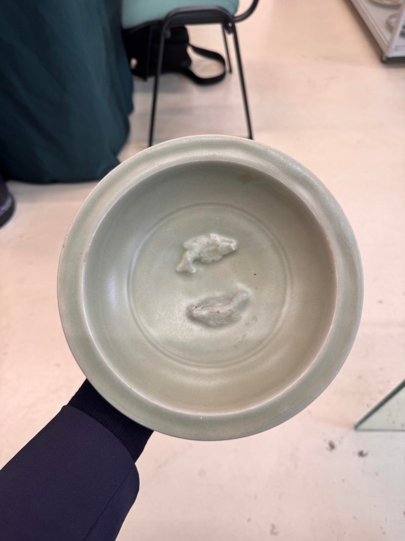 宋 龍泉窰青釉貼雙魚折沿盤 | Santos Collection | A Chinese Longquan celadon 'twin fish' moulded dish, Song dynasty - 图7