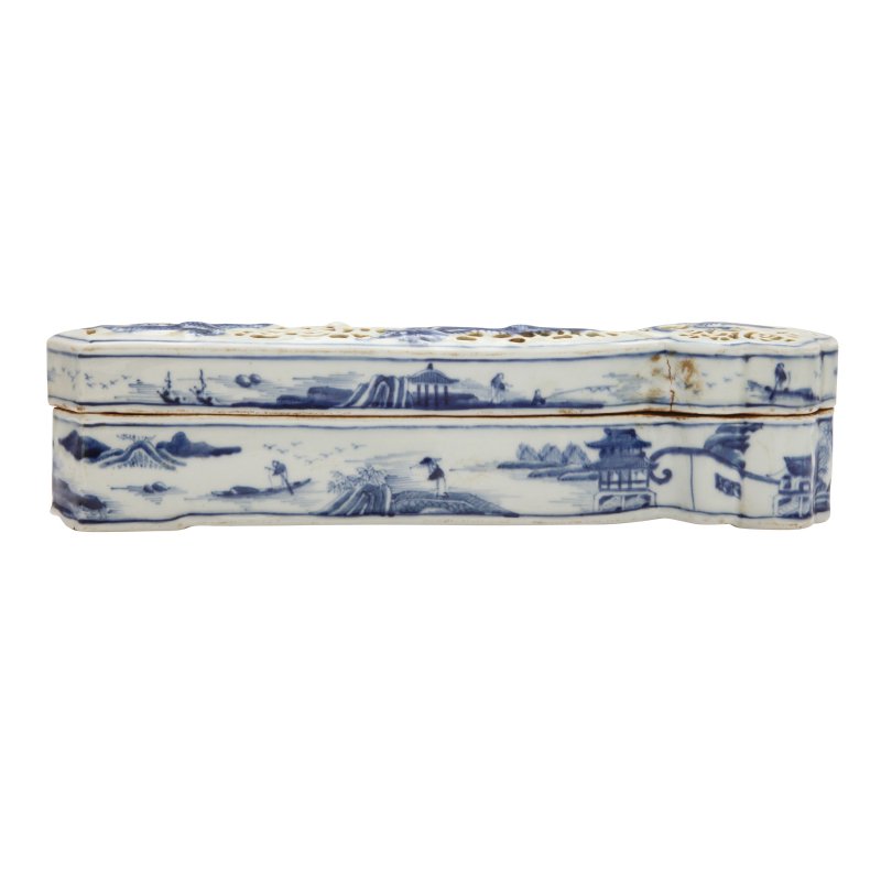 清十八至十九世紀 青花如意形蓋爐 《大清乾隆年製》款 | A Chinese blue and white sceptre-shaped censer and cover, Qing dynasty, 18th-19th century - 图4