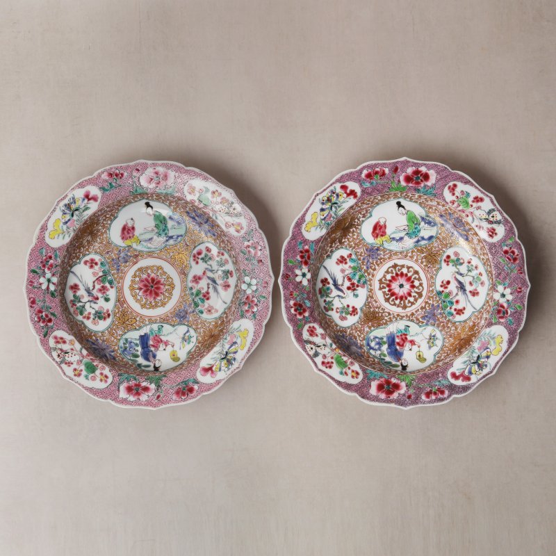 清雍正 約1730年 粉彩開光人物花卉圖花式盤一對 | Santos Collection | A pair of fine Chinese export foliate dishes, Qing dynasty, Yongzheng period, circa 1730 - 图1
