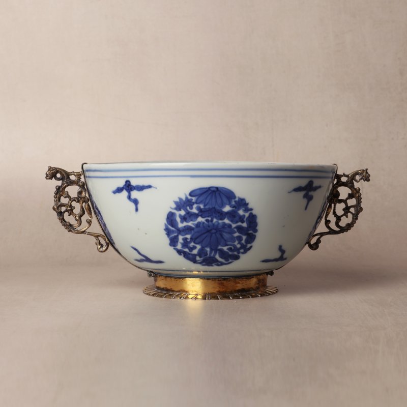 明嘉靖 青花包銀鎏金口沿盌 《長命富貴》款 | Santos Collection | A fine Chinese silver-gilt-mounted blue and white bowl, Ming dynasty, Jiajing period - 图18