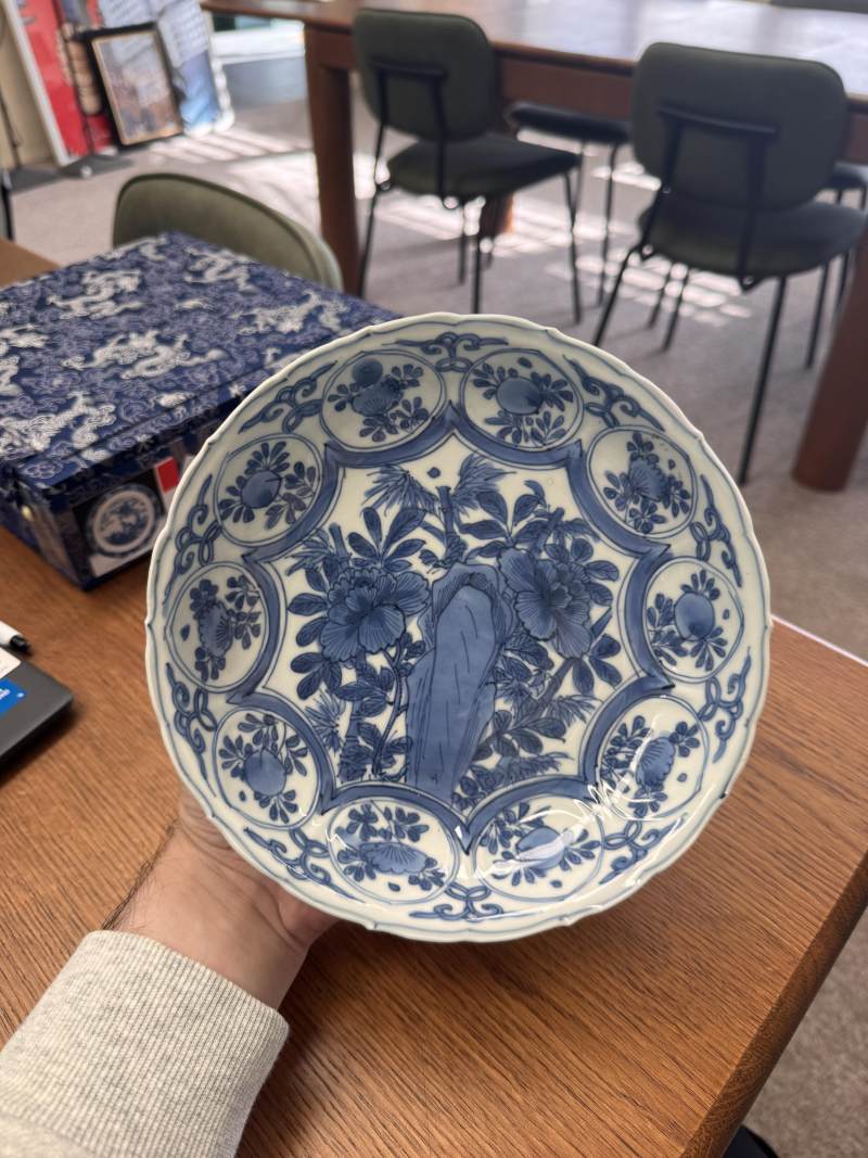 明 青花克拉克花卉紋盤 | Santos Collection | A Chinese blue and white 'Kraak' dish, Ming dynasty - 图12