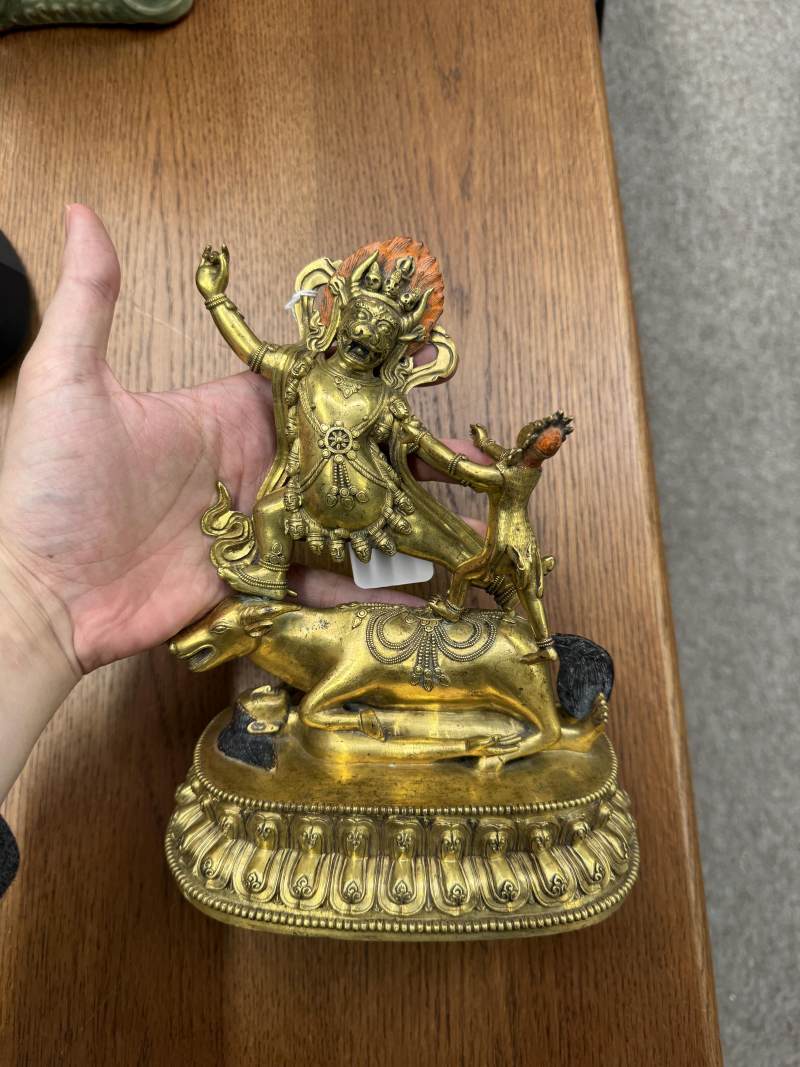 清十八世紀 漢藏銅鍍金閻摩法王立像 | A fine Sino-Tibetan gilt-bronze figure of Yama Dharmaraja and Yami, Qing dynasty, 18th century - 图14