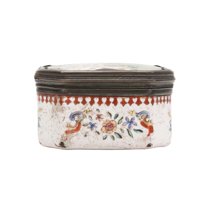 清乾隆 銅胎畫琺瑯西洋人物故事圖鼻煙盒 | A Chinese painted enamel 'European subject' snuff box, Qing dynasty, Qianlong period - 图4