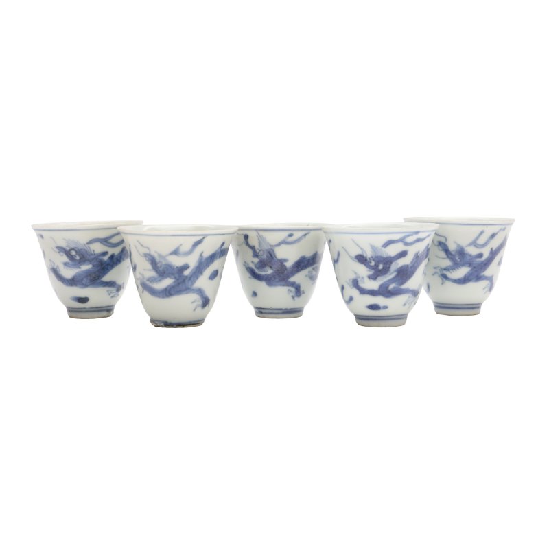 十七世紀 哈徹號沈船出水 青花龍紋酒盃一組五件 | A set of five Chinese blue and white wine cups from the Hatcher Cargo, 17th century
