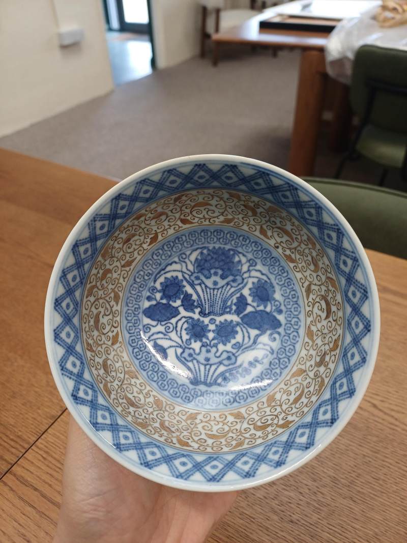 二十世紀 青花描金纏枝花卉紋盌 《彩秀堂製》款 | A Chinese blue and white gilt-decorated bowl, 20th century, Caixiutang mark - 图7