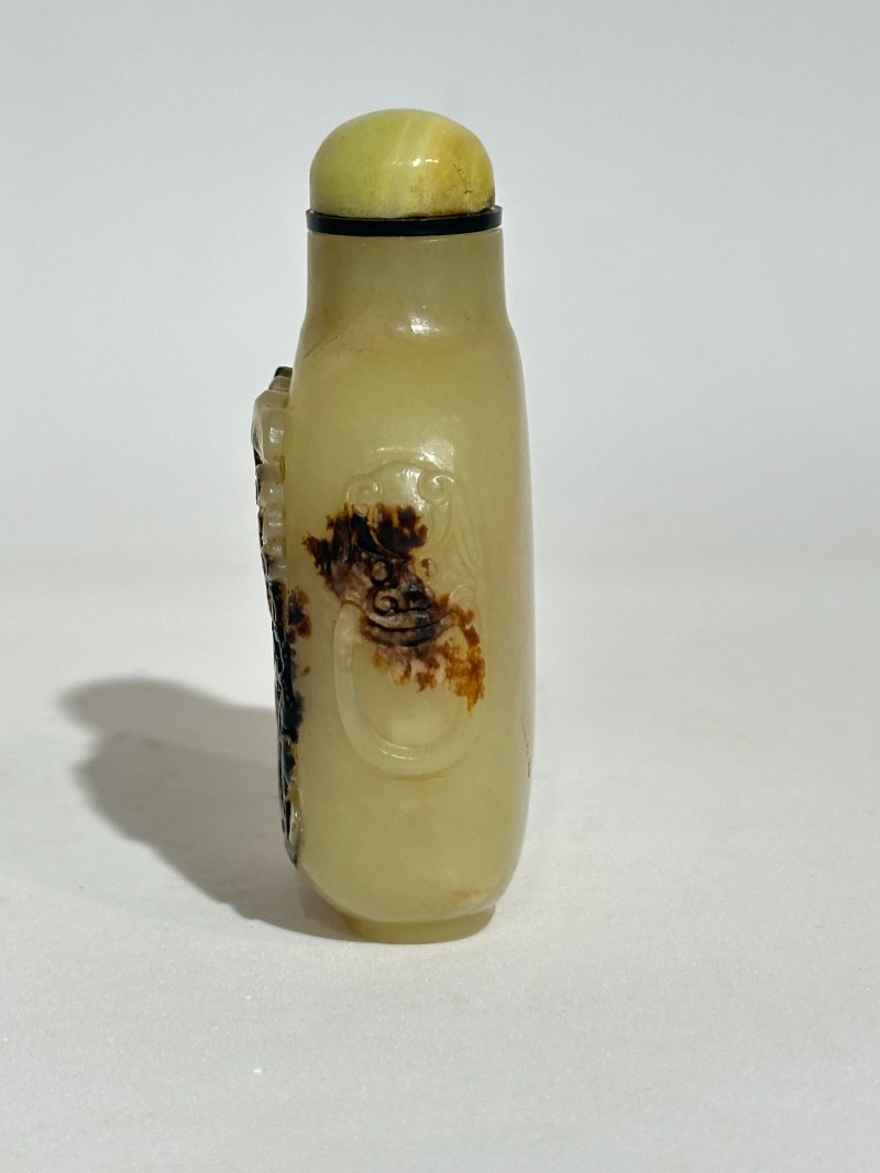 清 黃玉帶皮人物紋、沁玉山水紋鼻煙壺二件（沁玉配翡翠蓋） | A YELLOW AND RUSSET JADE AND A MOTTLED JADE 'LANDSCAPE' SNUFF BOTTLE - 图8