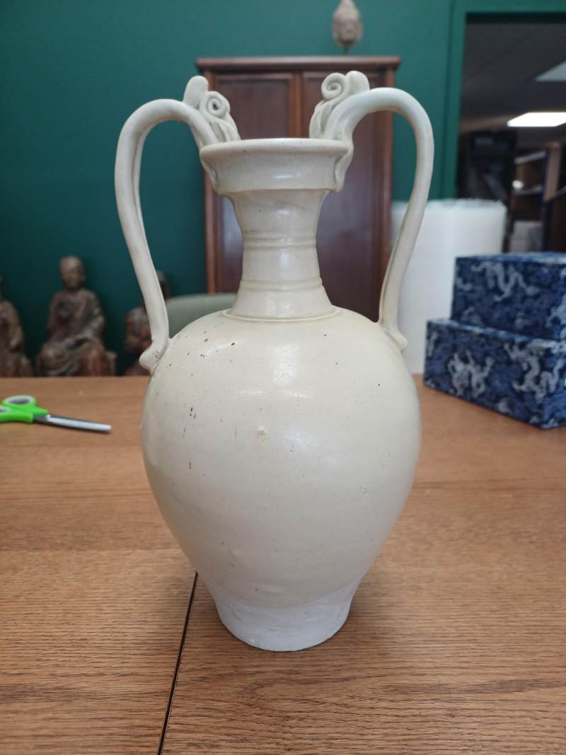 唐 白釉雙螭龍耳瓶 | A Chinese straw-glazed stoneware 'amphora' vase, Tang Dynasty - 图11