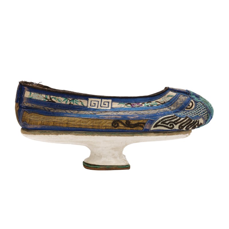 二十世紀初 刺繡花卉紋鞋一對 | A pair of Chinese silk embroidered 'flowerpot' shoes, early 20th century - 图5