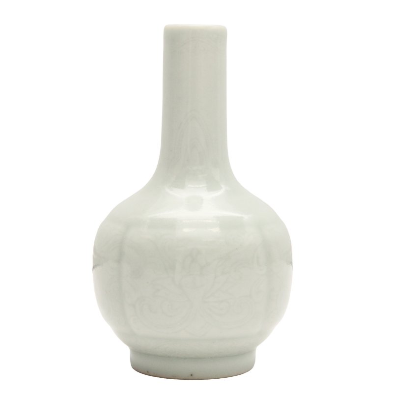 清 白釉暗刻纏枝花卉紋瓶 《大清乾隆年製》款 | A small Chinese monochrome white-glazed incised vase, Qing dynasty - 图2