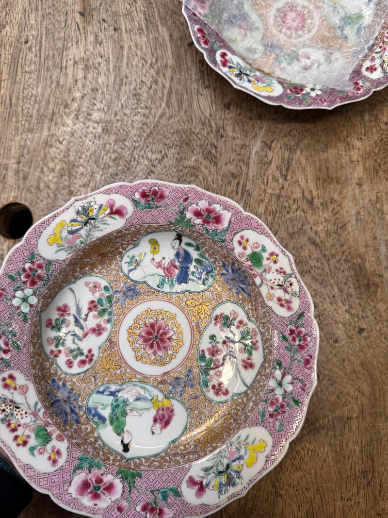 清雍正 約1730年 粉彩開光人物花卉圖花式盤一對 | Santos Collection | A pair of fine Chinese export foliate dishes, Qing dynasty, Yongzheng period, circa 1730 - 图21