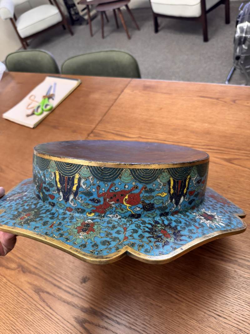 清十七/十八世紀 掐絲琺瑯銅胎鎏金亭台樓閣圖折沿葵口盆 | A fine Chinese cloisonné enamel and gilt-bronze 'pavilion' basin, Qing dynasty, 17th/18th century - 图17