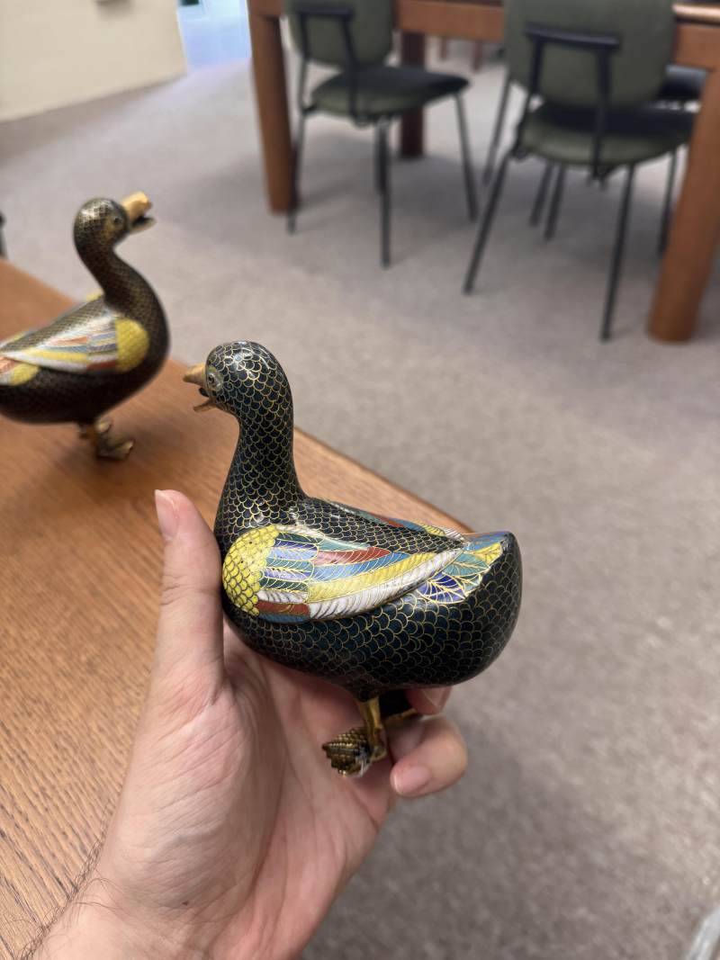 清十八世紀 掐絲琺瑯銅鍍金寶鴨像一對 | A pair of Chinese cloisonné enamel and gilt-bronze duck figures, Qing dynasty, 18th century - 图10