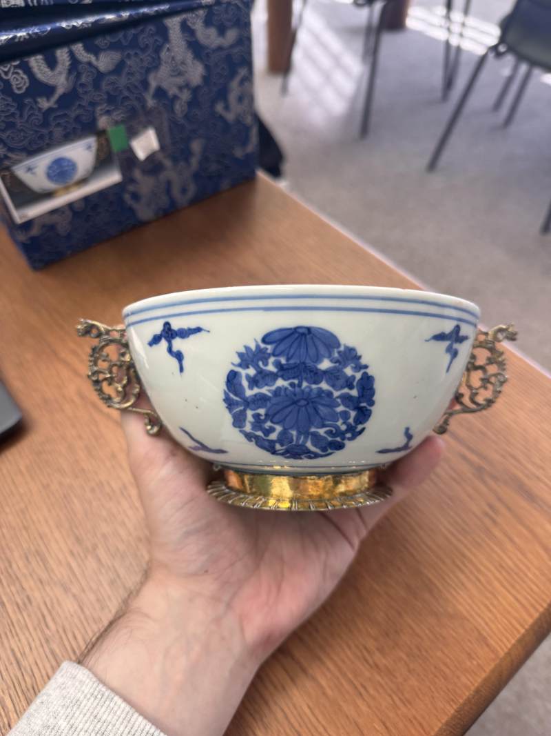 明嘉靖 青花包銀鎏金口沿盌 《長命富貴》款 | Santos Collection | A fine Chinese silver-gilt-mounted blue and white bowl, Ming dynasty, Jiajing period - 图8