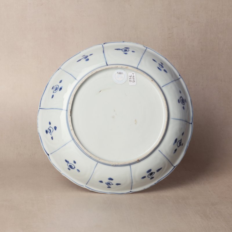 明 青花克拉克花卉紋盤 | Santos Collection | A Chinese blue and white 'Kraak' dish, Ming dynasty - 图2