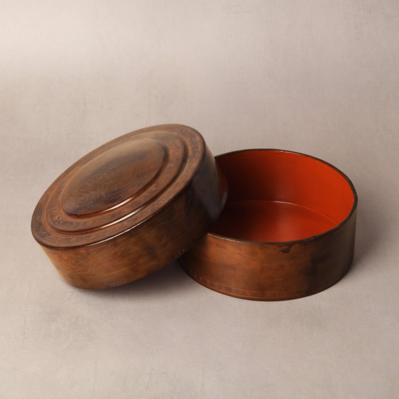 西漢 褐漆戧金瑞獸紋蓋盒 | A rare Chinese incised brown lacquer 'mythical beasts' box and cover, Western Han dynasty - 图2