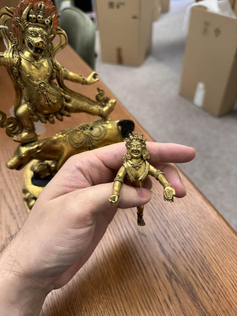 清十八世紀 漢藏銅鍍金閻摩法王立像 | A fine Sino-Tibetan gilt-bronze figure of Yama Dharmaraja and Yami, Qing dynasty, 18th century - 图24