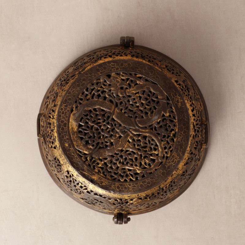 十五/十六世紀 西藏東部德格 鐵鋄金鏤空龍紋蓋盒 | A rare Tibetan gilt-damascened iron bowl box and cover, Derge, Eastern Tibet, 15th/16th century - 图2