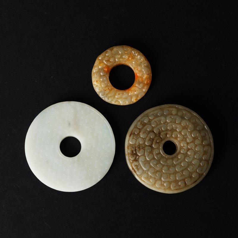 二十世紀 仿古玉璧一組三件 | Three Chinese archaistic jade 'bi' discs, 20th century - 图2