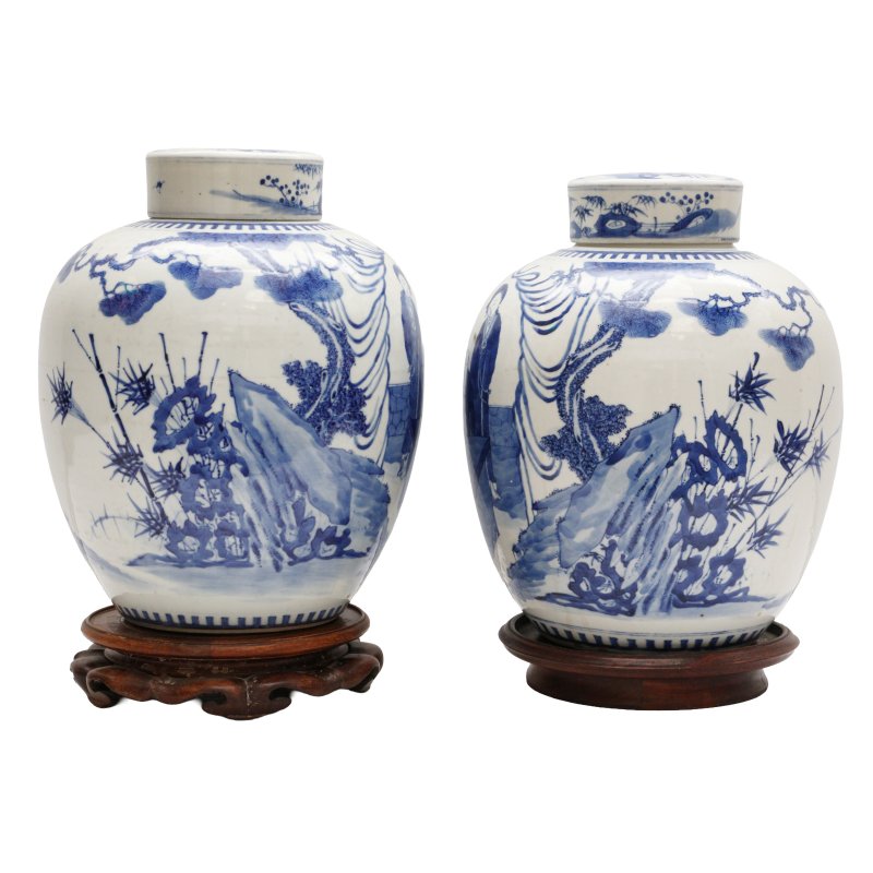 清十九世紀 青花人物故事圖蓋罐一對 《康熙年製》款 | A pair of large Chinese blue and white 'figural' jars and covers, Qing dynasty, 19th century - 图3