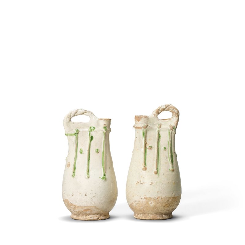 遼 白釉綠彩雞冠小壺一對 | A PAIR OF SMALL WHITE-GLAZED FLASKS