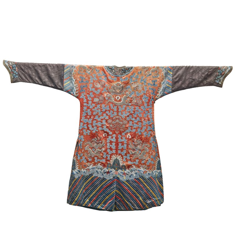清十九世紀 杏黃地緞綉雲龍紋吉服 | AN APRICOT-GROUND EMBROIDERED SILK 'DRAGON' ROBE - 图2