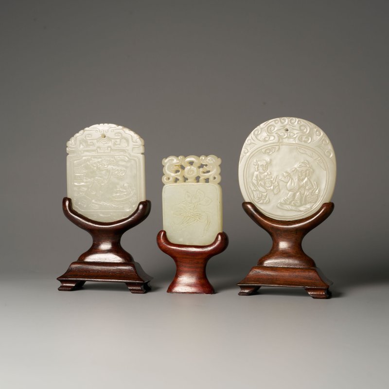 十九/二十世紀 青白玉⌈山水⌋、⌈荷⌋、⌈李白⌋牌三枚 及座 | THREE GREENISH WHITE JADE PLAQUES - 图1