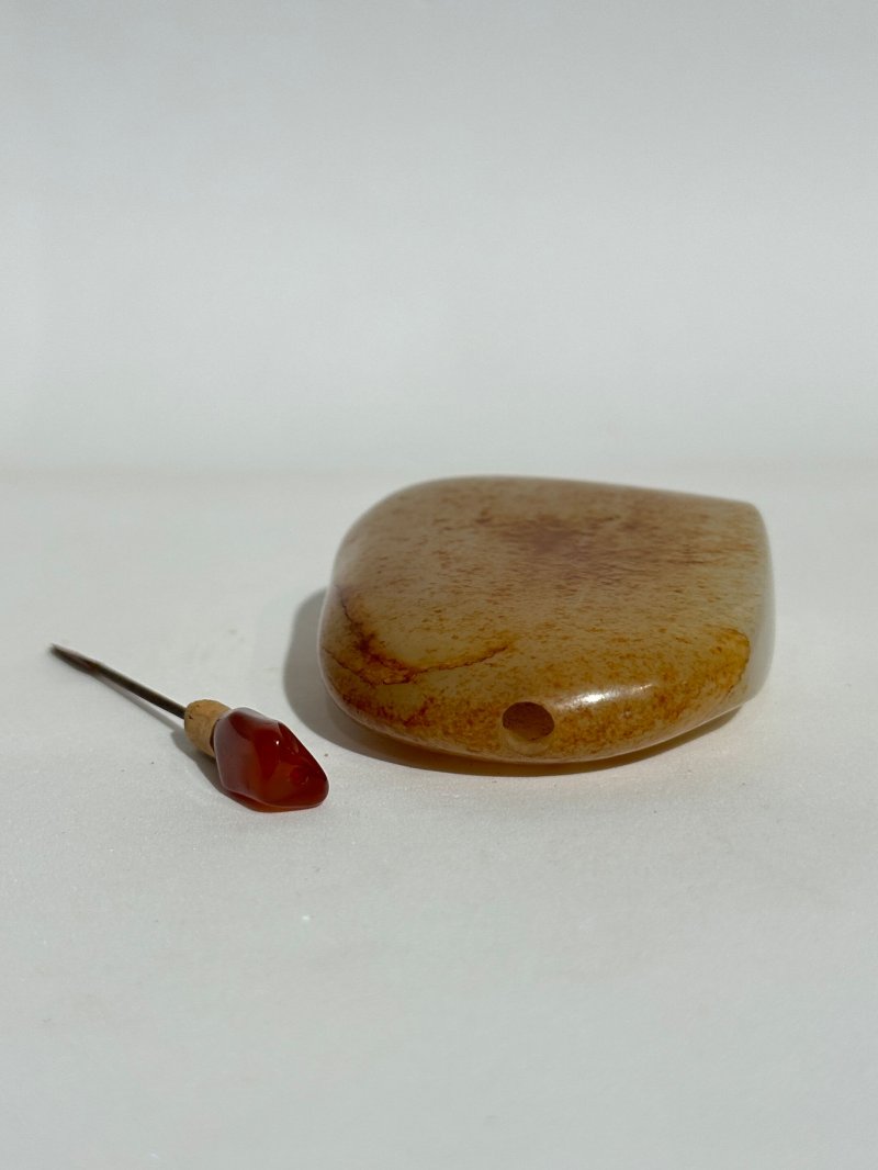 清十九世紀 白玉帶皮隨形鼻煙壺 | A WHITE AND RUSSET JADE 'PEBBLE' SNUFF BOTTLE - 图4