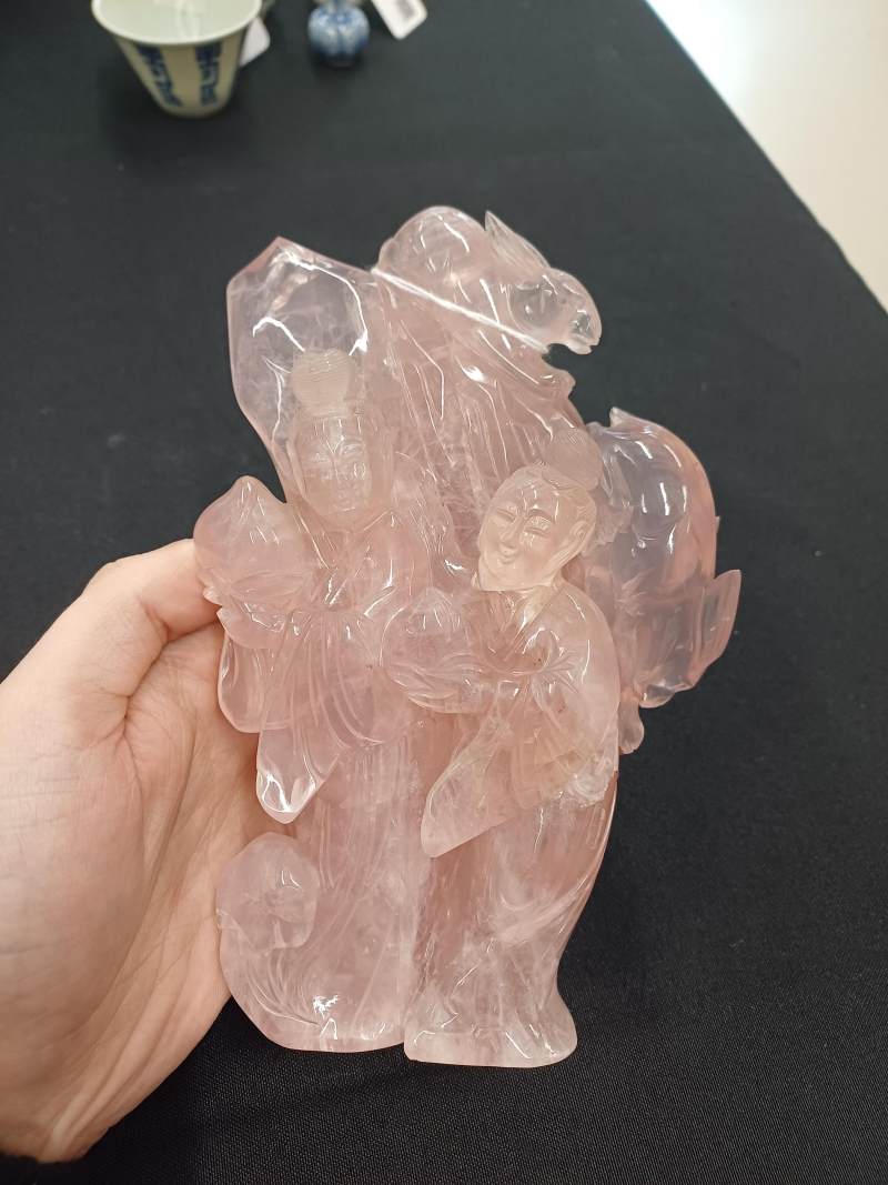 二十世紀 粉晶雕仙人把件 | A large Chinese rose quartz carved 'immortals' group, 19th/20th century - 图6