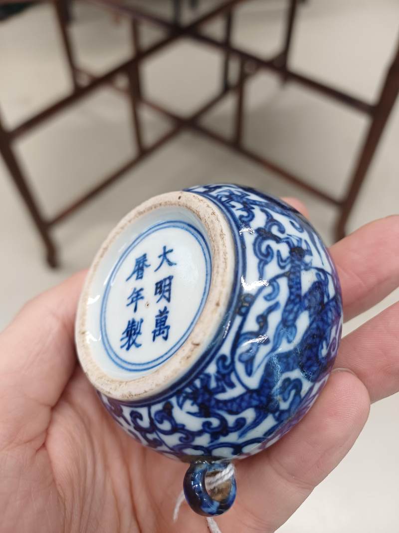 十九世紀 青花雲龍紋鳥食罐 《大明萬曆年製》款 | A Chinese Ming-style blue and white bird feeder, 19th century - 图8