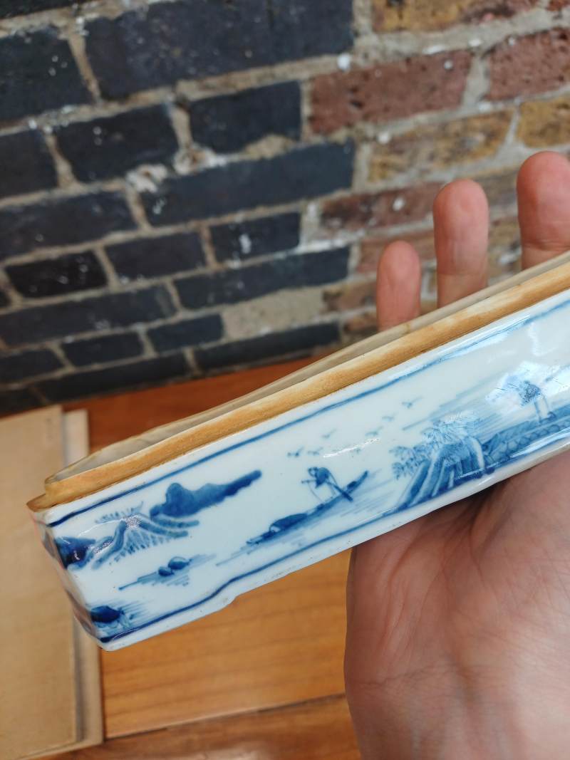 清十八至十九世紀 青花如意形蓋爐 《大清乾隆年製》款 | A Chinese blue and white sceptre-shaped censer and cover, Qing dynasty, 18th-19th century - 图16
