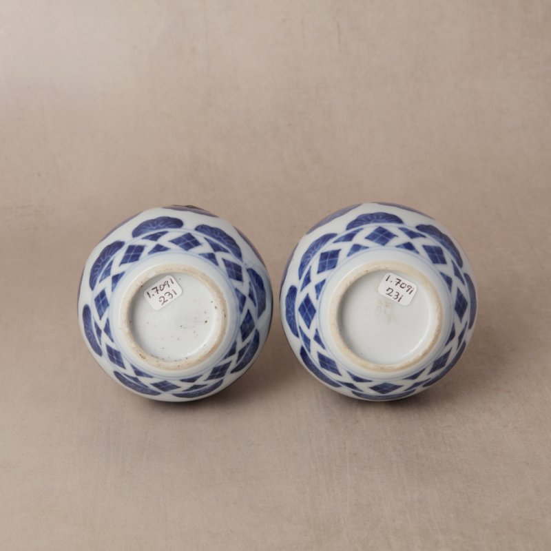 清康熙 青花花卉紋長頸瓶一對 | Santos Collection | Two rare Chinese export blue and white 'floral' sprinklers, Qing dynasty, Kangxi period - 图4