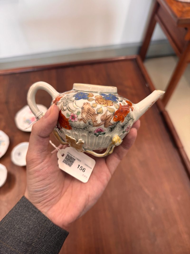 清雍正 粉彩魚藻紋蓋壼 | Santos Collection | A Chinese export famille-rose 'fish pond' teapot, Qing dynasty, Yongzheng period - 图15