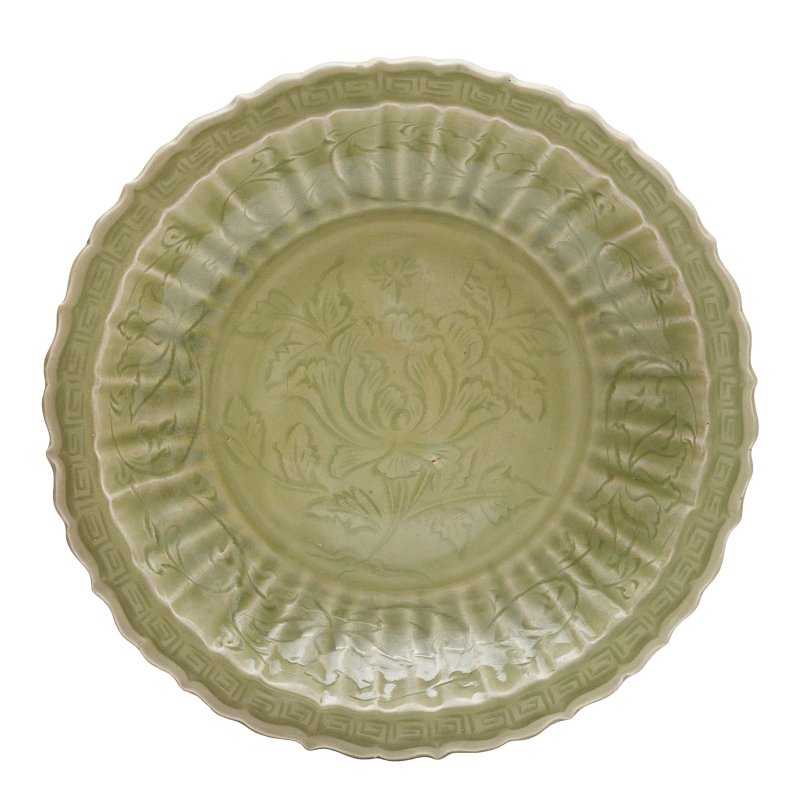 明 龍泉窯青釉刻花盤 | A Chinese Longquan celadon-glazed incised charger, Ming dynasty - 图1