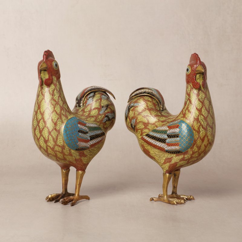 清十八世紀 掐絲琺瑯銅鍍金公雞一對 | A pair of Chinese cloisonné enamel and gilt-bronze cockerel figures, Qing dynasty, 18th century - 图1