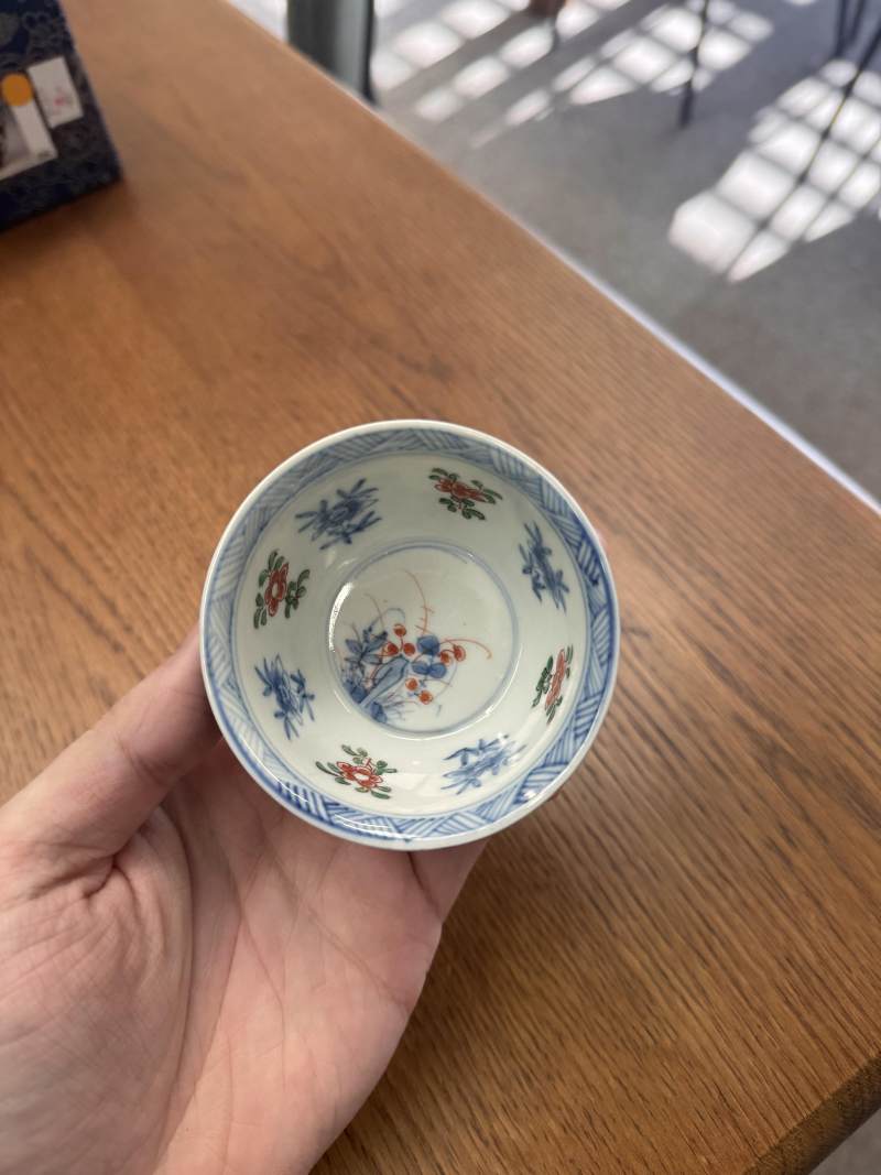 清康熙 墨地五彩花卉紋盃 | Santos Collection | A Chinese famille-noire 'blossoms' cup, Qing dynasty, Kangxi period - 图3