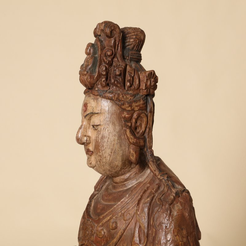 明至清 木雕觀音坐像 | An impressive and fine Chinese polychrome wood figure of Guanyin, Ming-Qing dynasty - 图2