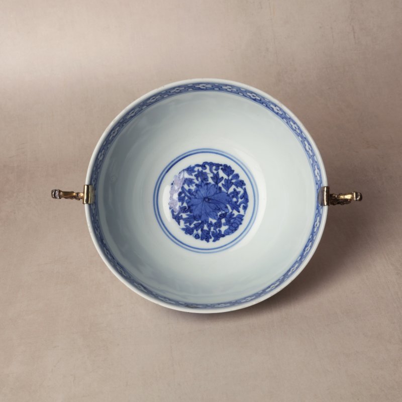 明嘉靖 青花包銀鎏金口沿盌 《長命富貴》款 | Santos Collection | A fine Chinese silver-gilt-mounted blue and white bowl, Ming dynasty, Jiajing period - 图21