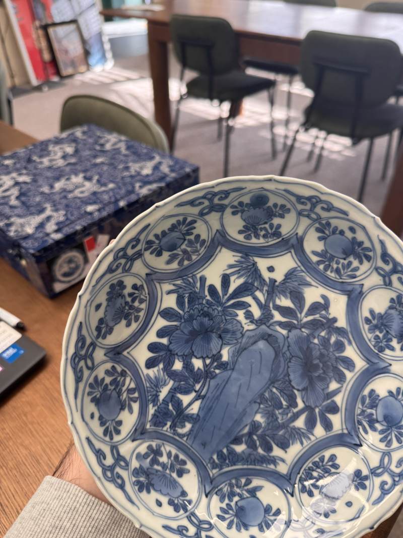 明 青花克拉克花卉紋盤 | Santos Collection | A Chinese blue and white 'Kraak' dish, Ming dynasty - 图5
