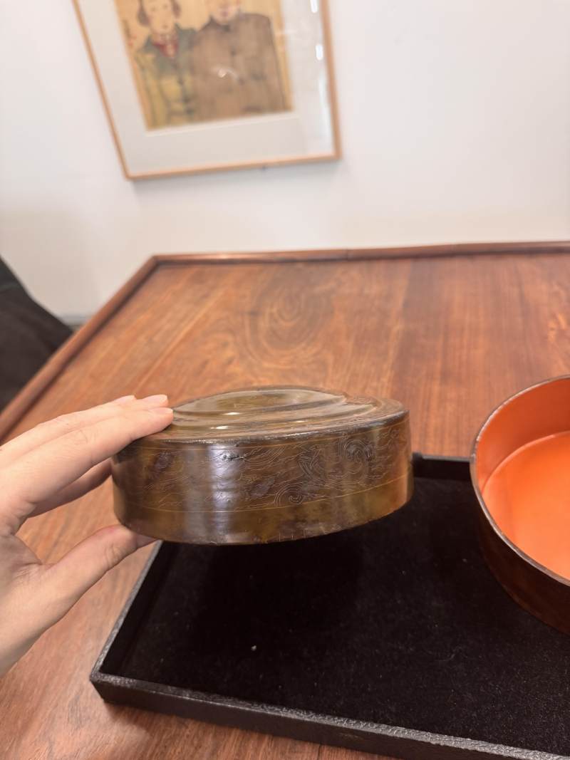 西漢 褐漆戧金瑞獸紋蓋盒 | A rare Chinese incised brown lacquer 'mythical beasts' box and cover, Western Han dynasty - 图5