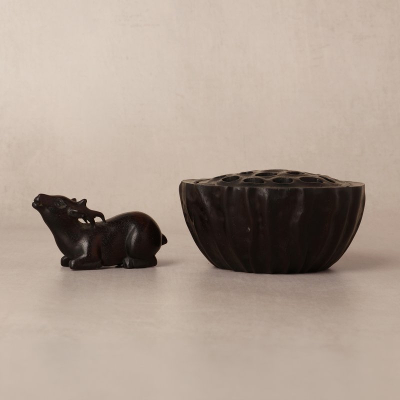 十九/二十世紀 紫檀雕蓮蓬式香爐 及 瑞鹿擺件 一組兩件 | A Chinese zitan carved 'lotus pod' censer and a figure of a deer, 19th/20th century