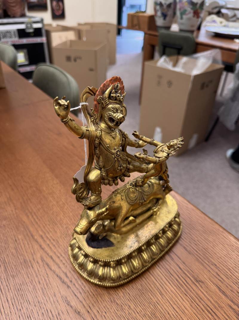 清十八世紀 漢藏銅鍍金閻摩法王立像 | A fine Sino-Tibetan gilt-bronze figure of Yama Dharmaraja and Yami, Qing dynasty, 18th century - 图7