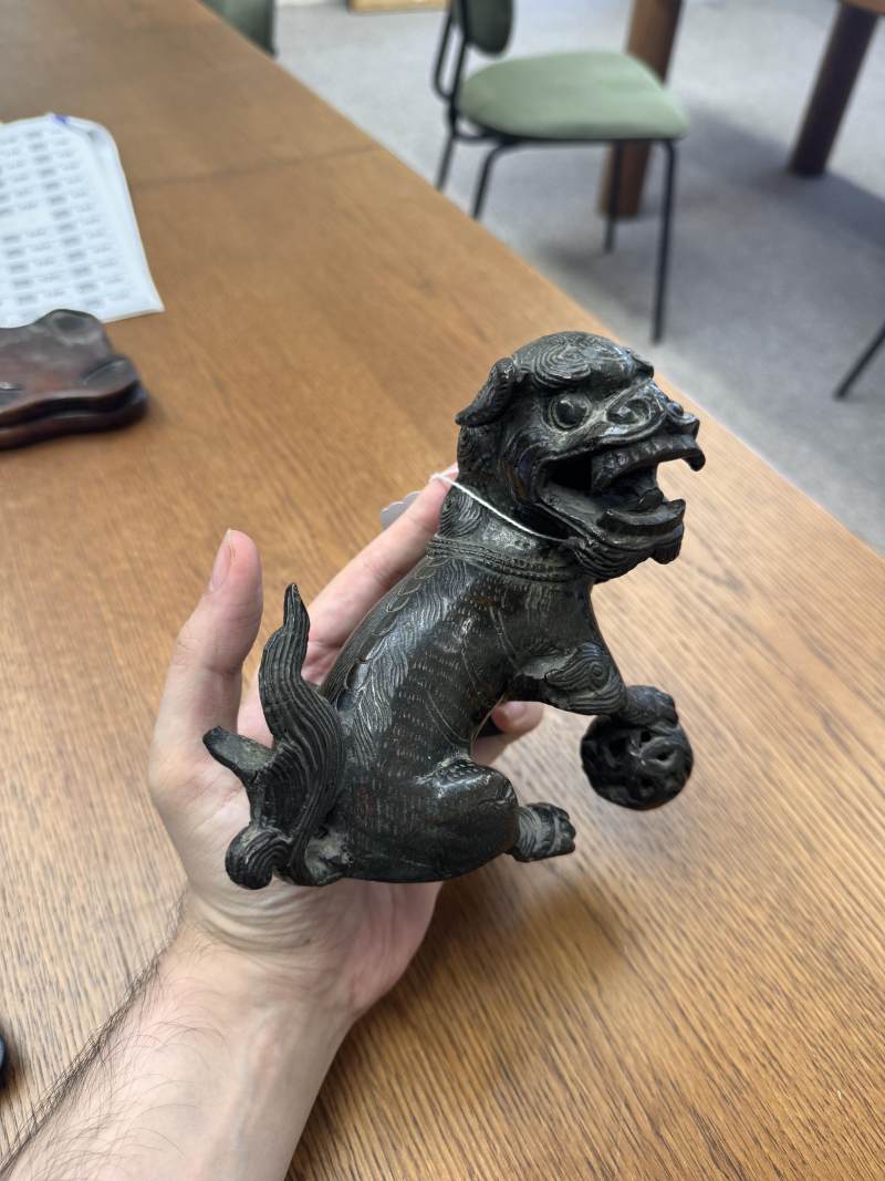 明 銅佛獅坐像 | A Chinese bronze figure of a lion dog, Ming dynasty - 图2